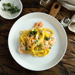 Pasta with shrimps and green pea