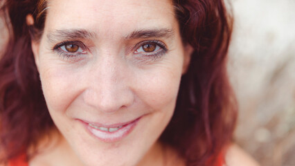 Obraz premium portrait of woman looking at camera with smile and sense of confidence