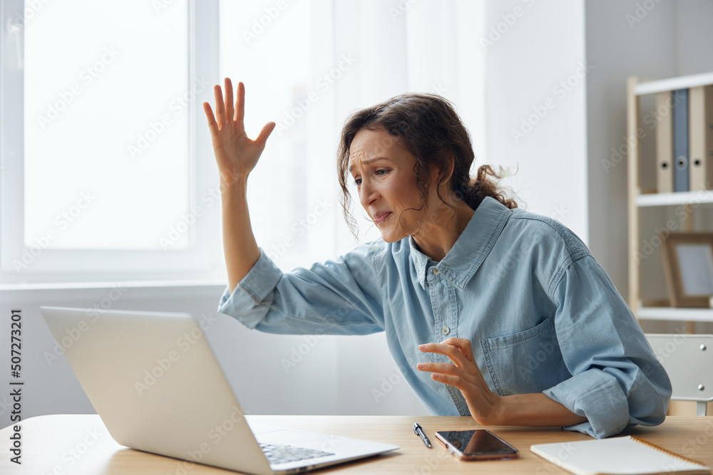 Aufkleber furious angry evil beautiful curly businesswoman hates computer crash having problem with broken lap