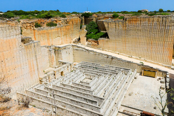 Laberinto de piedra en Líthica, antiguas canteras (Pedreres de s'Hostal), en la isla de Menorca...