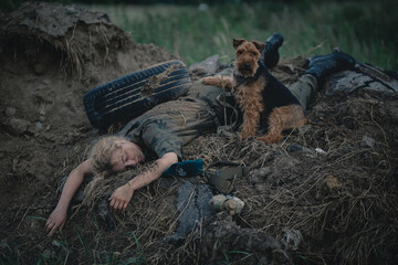 Leżący żołnierz na polu walki i wierny pies - obrazy, fototapety, plakaty