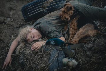 Leżący żołnierz na polu walki i wierny pies - obrazy, fototapety, plakaty