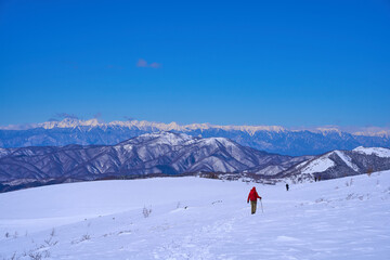 Fototapeta na wymiar 冬の長野県の車山(霧ヶ峰)から北西側の北アルプス、鉢伏山方面を見る