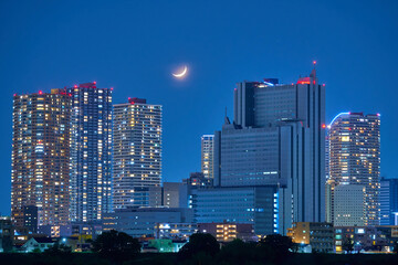 夜の神奈川県川崎市中原区の高層ビル群と三日月
