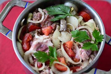 schaschlick im topf zum grillen vorbereitet