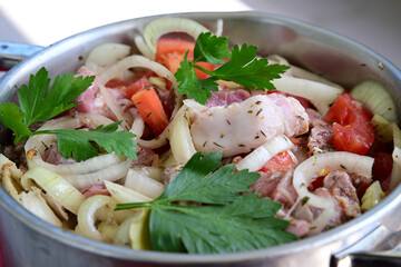 schaschlick im topf zum grillen vorbereitet