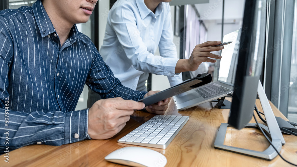Poster Business trader team checking stock market online analyzing graph data on laptop screen to brainstorming about trading online while working together in office