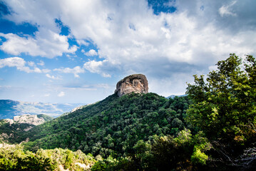 Panorama di Pietra Cappa  tra la verde vegetazione con cielo azzurro e nuvole bianche