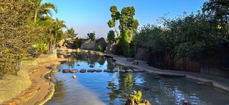 Linda fonte ornamental com lago e muitas pedra, localizada em parque de Caldas Novas no munic&iacute;pio de Goias, Brasil.