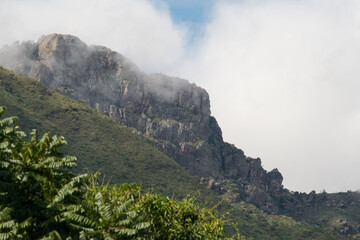 Linda vista com neblina da Pedra Grande na região de Igarapé. O local é aberto a visitação, e tem uma linda vista da região de sítios em Igarapé, Minas Gerais, Brasil.