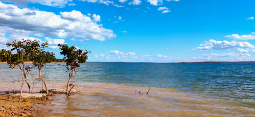 Linda vista de parte da represa de três marias, com água límpida, céu azul com nuvens e...