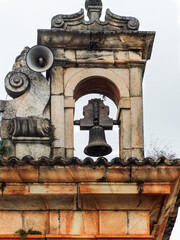 Lindo campanário de torre de igreja com sino antigo, localizada no município do Serro, Minas Gerais, Brasil.