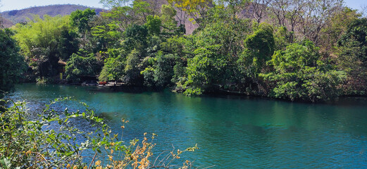 Lindo lago artificial com muita vegetação em volta, localizada em parque Caldas Novas no município de Goias, Brasil.