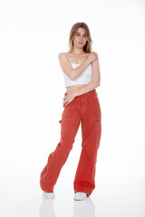 Blonde Frau in roter Jeans und Top Porträt