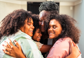 Fototapeta Família feliz reunida em um caloroso abraço na frente da porta de entrada da casa obraz