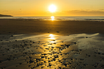 atardecer visto desde la rena del mar en la playa 