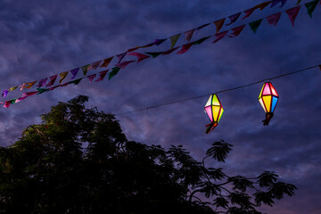 decoração de festa junina - bandeirinhas coloridas e balões pendurados em árvore