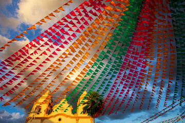 decoração de festa junina - Igreja de são joão com bandeirinhas coloridas  - obrazy, fototapety, plakaty