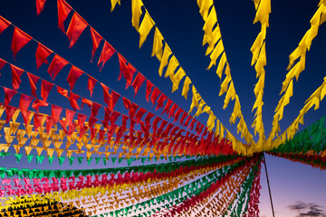são joão - bandeirinhas coloridas na decoração junina de rua
