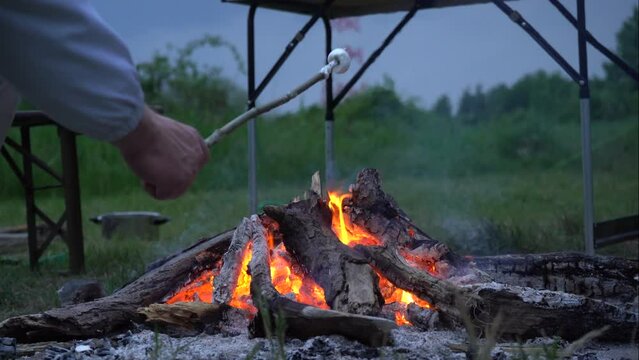 Menschen - Marshmallow - Lagerfeuer - Campen