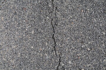 Asphalt pavement has cracks or splits due to loads from overloaded trucks or overloaded trucks carrying goods on the road.