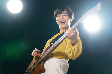 ベースを弾く女性 © naka