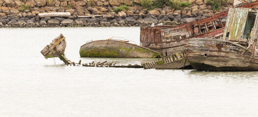 Cimetière marin, vieux bateaux en bois abandonnés dans le chenal d'un port avec imitation d'une queue de baleine, île de Noirmoutier