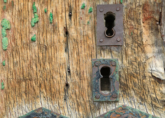 cerradura antigua metal puerta madera casa pueblo rural país vasco 4M0A8326-as22