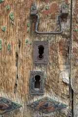cerradura antigua metal puerta madera casa pueblo rural país vasco 4M0A8327-as22