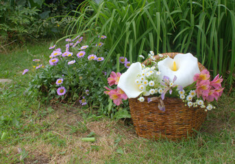 bouquet de fleurs de jardin , en été ,récolte dans un panier 