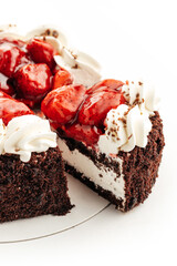 
cake with strawberries and mascarpone