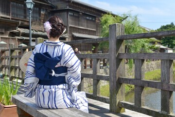 小江戸佐原の町並みと浴衣を着た若く美しい女性の後ろ姿