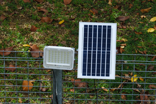 Selective focus picture of LED light using solar power at a gate.