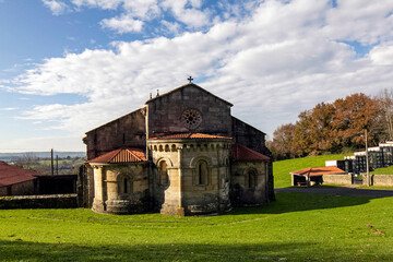 Obraz premium Iglesia románica de Santa María de Mezonzo (siglo XII). Perteneció a un monasterio desaparecido. A Coruña, España.
