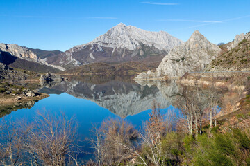 Montaña reflejada en el embalse de Porma. Provincia de León, España.