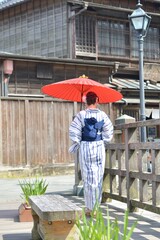 小江戸佐原の町並みを歩く浴衣を着た若い女性の後ろ姿