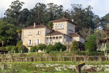 Hermoso pazo del siglo XVI, conocido como Pazo Piñeiro o Casa Bugallal y rodeado de viñedos de la variedad Albariño. Salvatierra de Miño, Pontevedra, España.