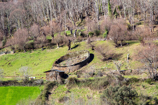 La Albariza es una construcci&oacute;n que se utiliza para proteger las colmenas de abejas de los ataques de animales salvajes como los osos. Serra do Courel, Lugo
