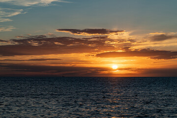 Fototapeta na wymiar Untergehende Sonne am kroatischen Meer