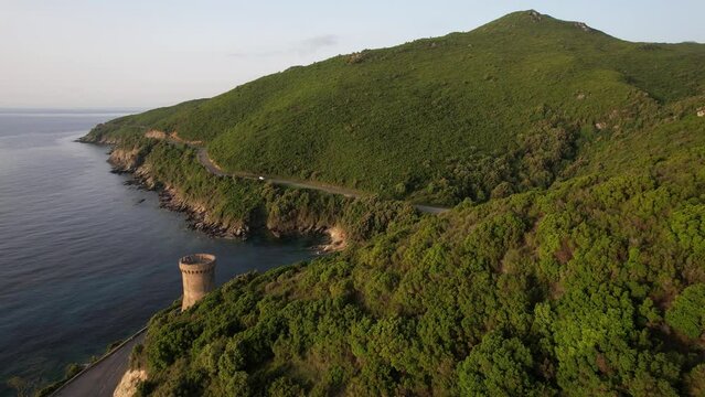 la route au milieu de la nature et une tour g&eacute;noise au borde mer - Cap Corse