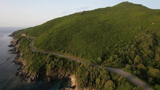 lever de soleil pittoresque sur une tour g&eacute;noise au bord de l'eau - Cap Corse