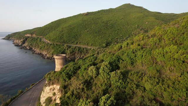 lumi&egrave;re matinale sur une tour g&eacute;noise dans le Cap Corse - Haute-Corse