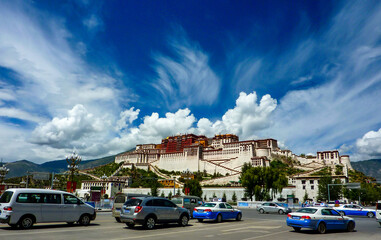 Fototapeta na wymiar View of the Potala palace in Lhasa, Tibet 