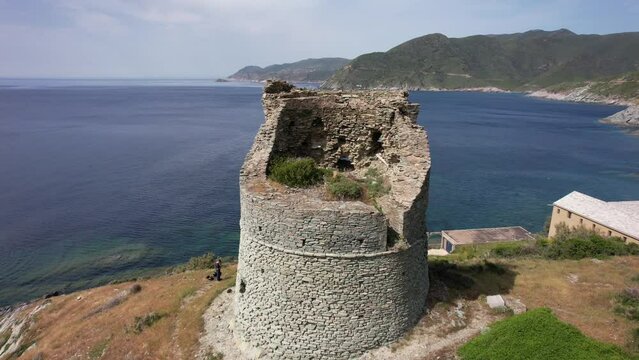 une tour g&eacute;noise cass&eacute;e sur le littoral de Corse - Cap Corse