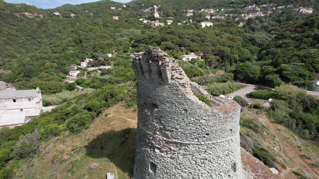 une tour g&eacute;noise en partie d&eacute;truite - Corse