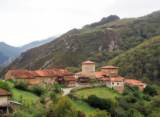 Vista de la aldea medieval de Bandujo. Asturias, España.