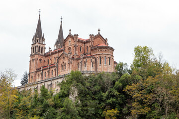 Fototapeta na wymiar Basílica de Santa María la Real de Covadonga (1877-1901). De estilo neorrománico, construida íntegramente en piedra caliza rosa. Asturias, España