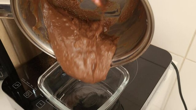 despejando chocolate na tigela