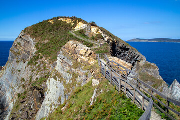 Punta Socastro más conocido como el Hocico del Cerdo. Es un cabo donde transcurre una ruta maravillosa al borde del mar en una pasarela de madera. O Vicedo, Mariña lucense, España.