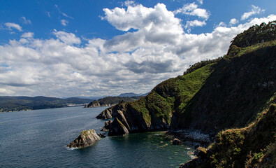 Vista de los acantilados de la costa de la ría de Viveiro. Lugo, España